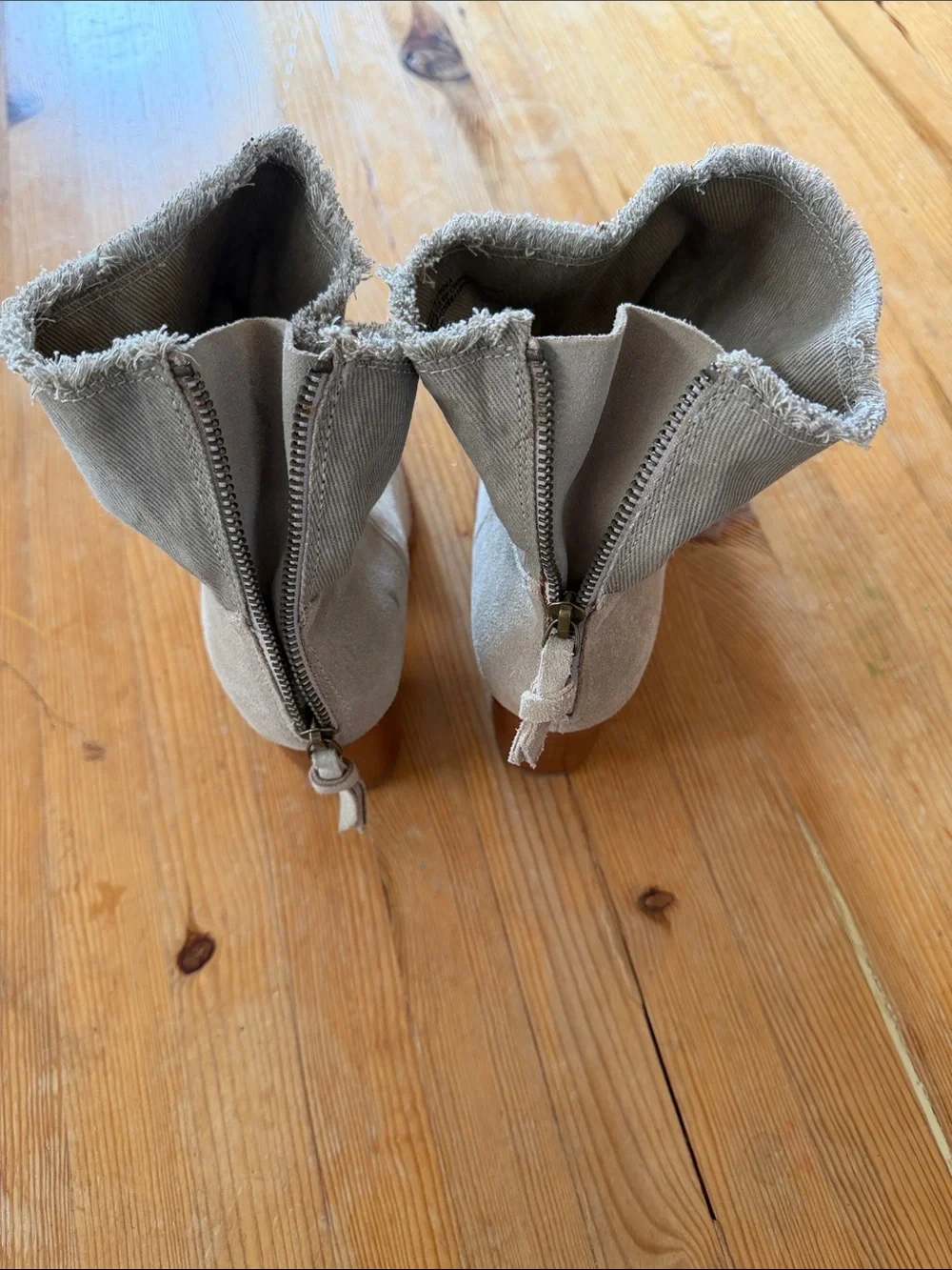 Splendid Genuine Leather and Canvas Stacked Heel Boot Cool Vibe! Size 9